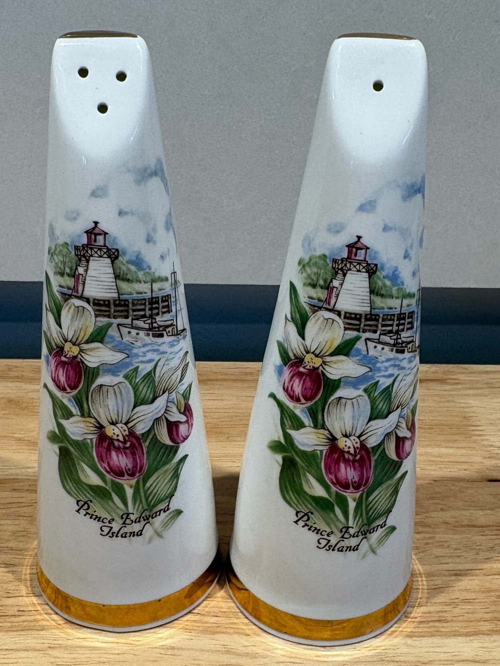 Vintage Sandford Fine Bone China
Prince Edward Island Salt & Pepper Shakers - Picture 6 of 8